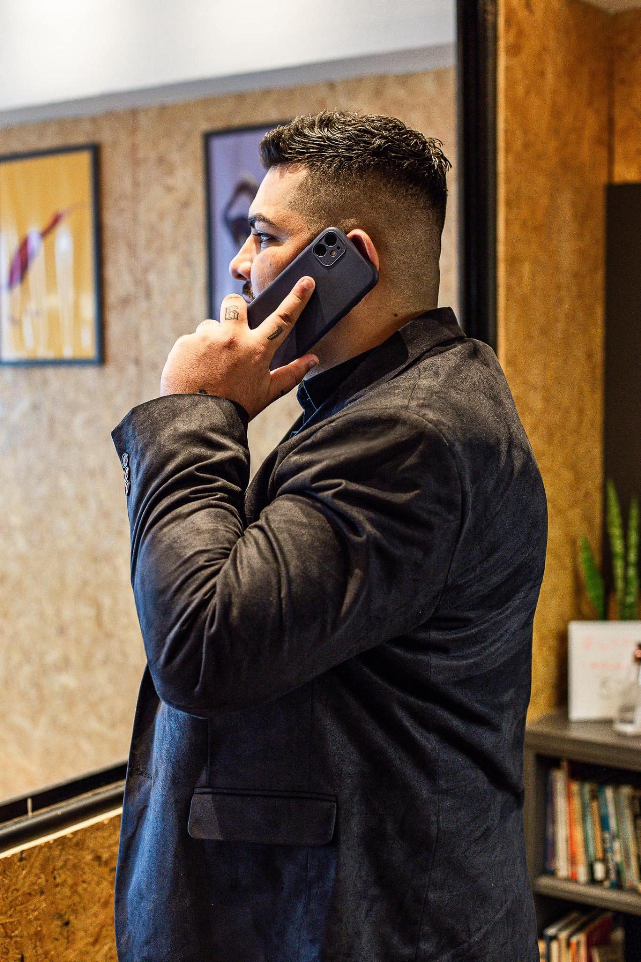 Leandro ao telefone